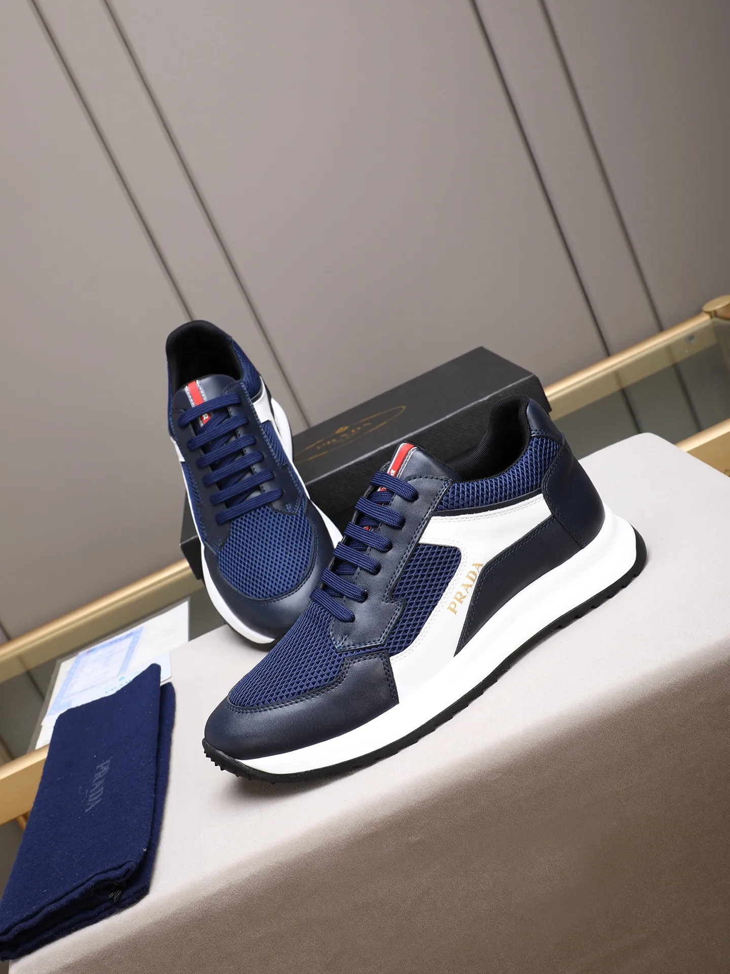 Men's shoes 💰460 Prada/Prada's new men's casual sports shoes, low-top lace-up sports shoes, fashionable and generous style, made of first-layer cowhide stitching and breathable mesh, soft, comfortable and breathable, tongue letter LOGO, finely crafted details, lightweight foam sole, fashionable and versatile! Size: 38-44 (45 customized)